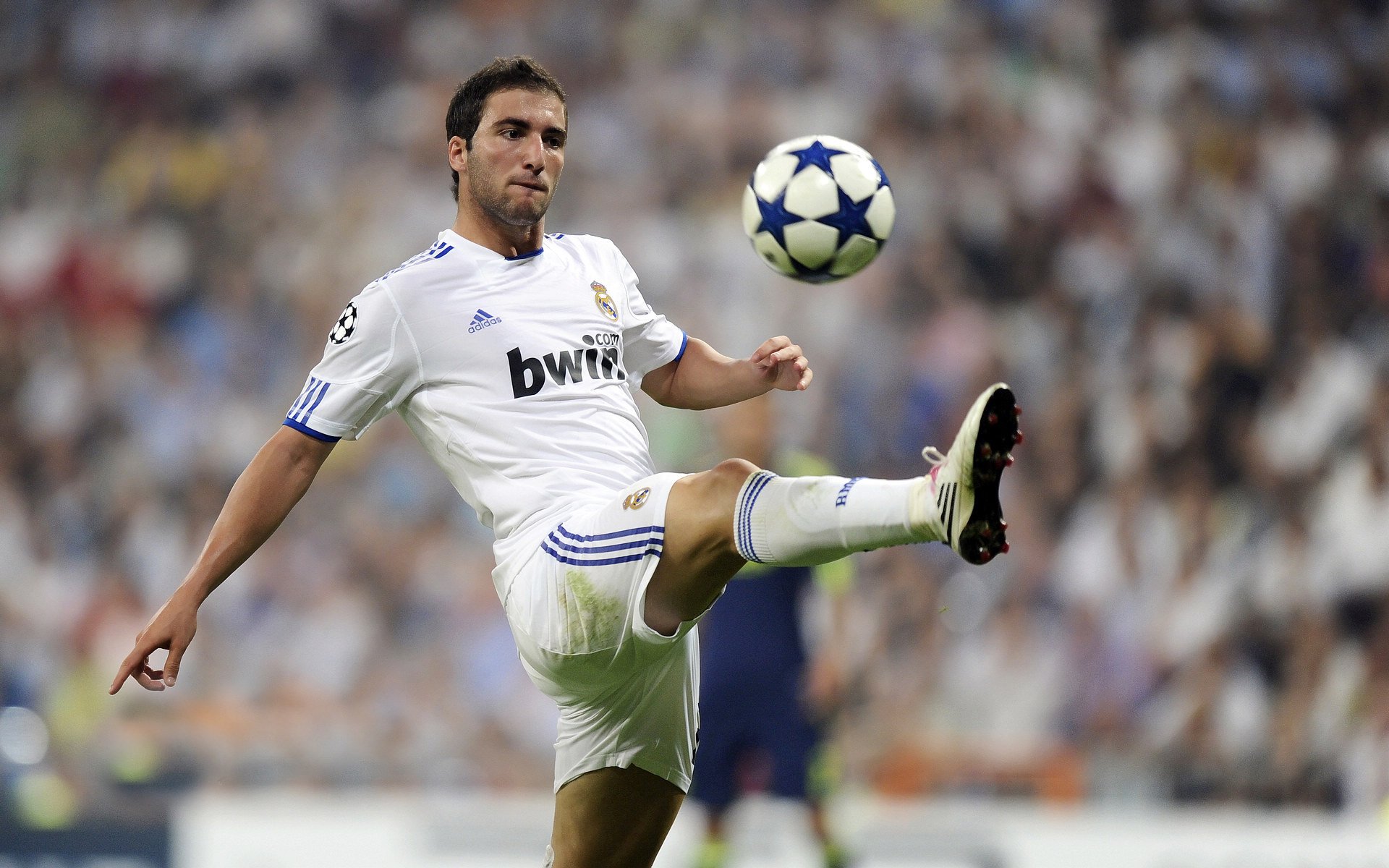 爱游戏中国官方登录入口网站-激动人心的足球巅峰赛事拉开帷幕，球员全力拼搏，足球巅峰阵容